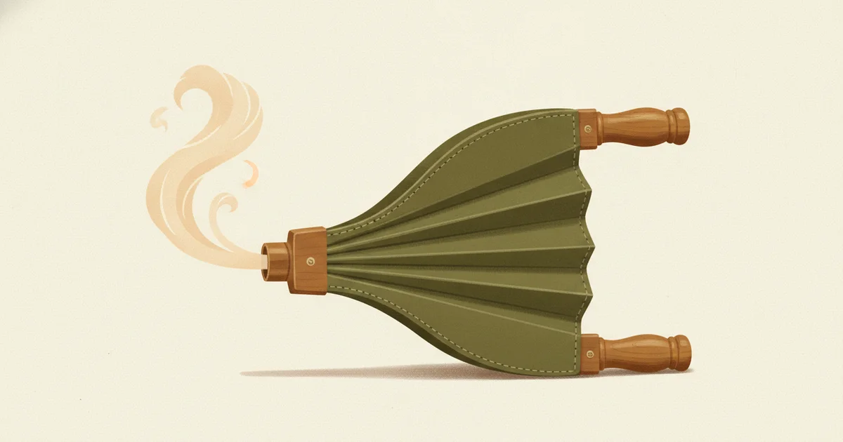 Editorial illustration of an olive-green leather and wood bellows, compressed halfway and releasing air, on a cream background. Represents the joint movement of the diaphragm and the pelvic floor during breathing.